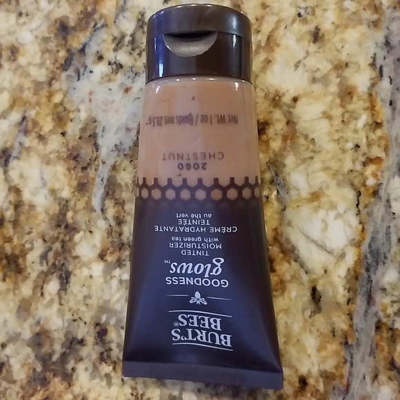 Burt's Bees Goodness Glows Tinted Moisturizer. Chestnut. Cruelty-Free - Picture 4 of 11